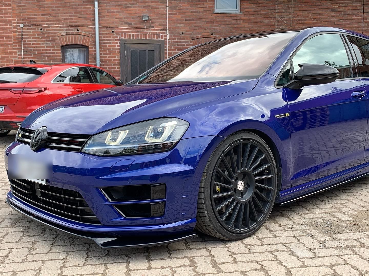 Blauer VW Golf R nach der Außenaufbereitung