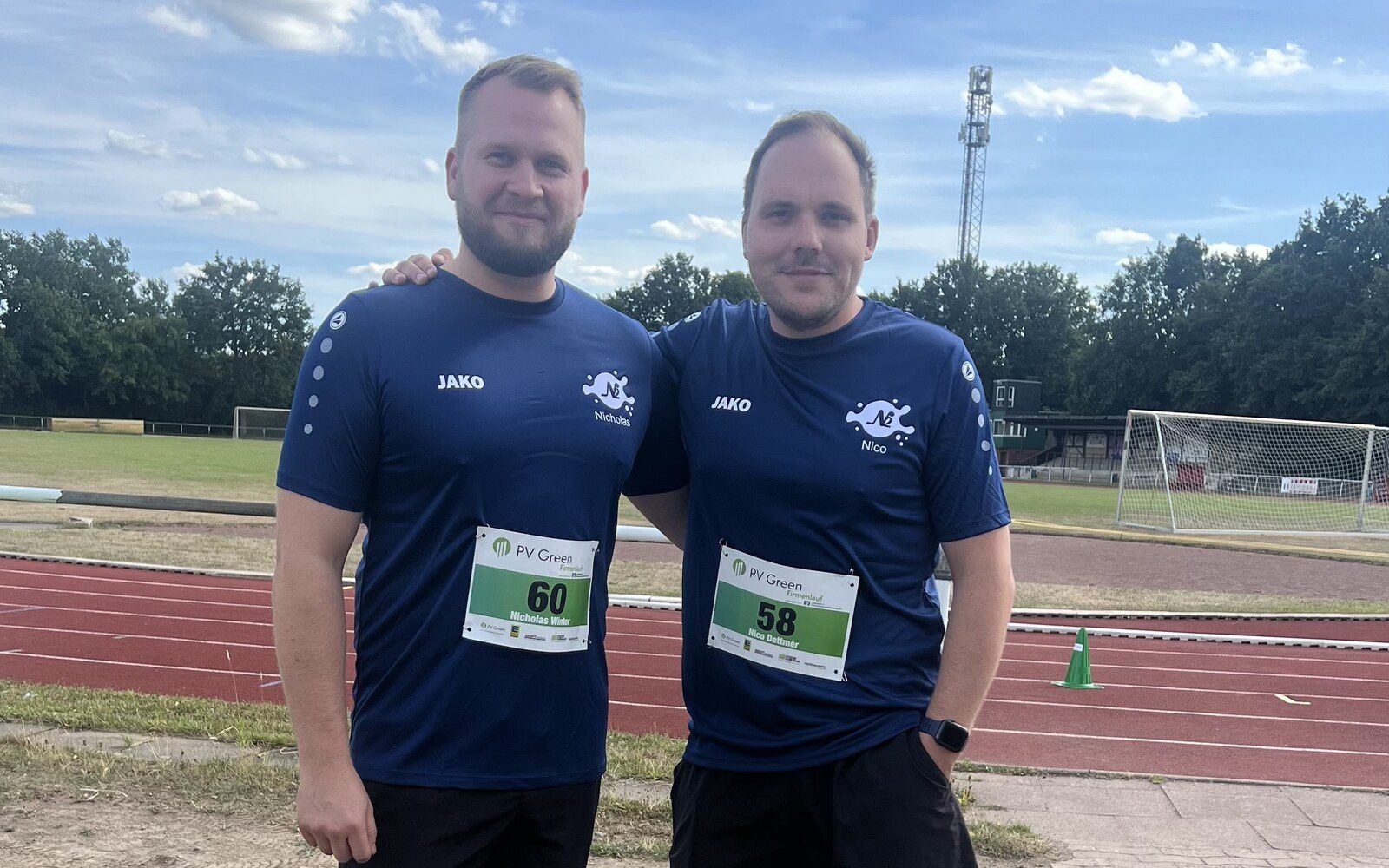 Nicholas Winter und Nico Dettmer, die Gründer von N2 Fahrzeugpflege, im N2-Teamshirt
